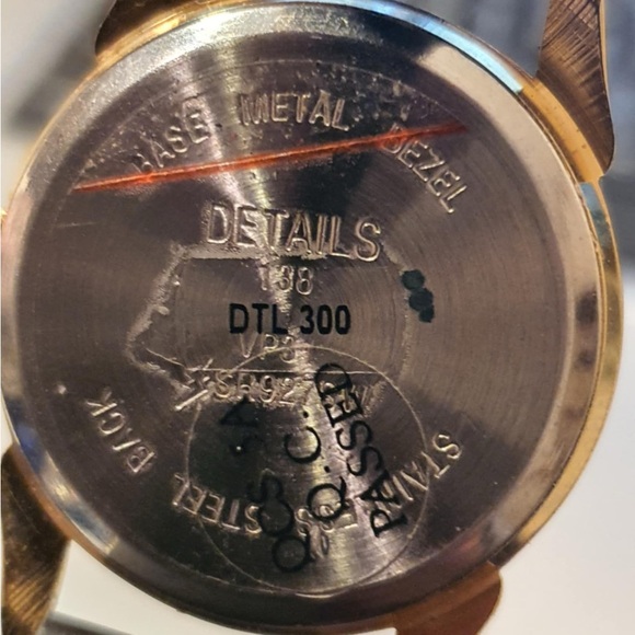 🦋10/$20🦋 Details Rotating Merry Christmas Goldtone White Women's Watch - Picture 4 of 4